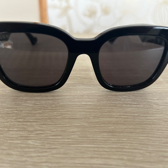 Gucci Oversized Women’s Sunglasses - Picture 6 of 8